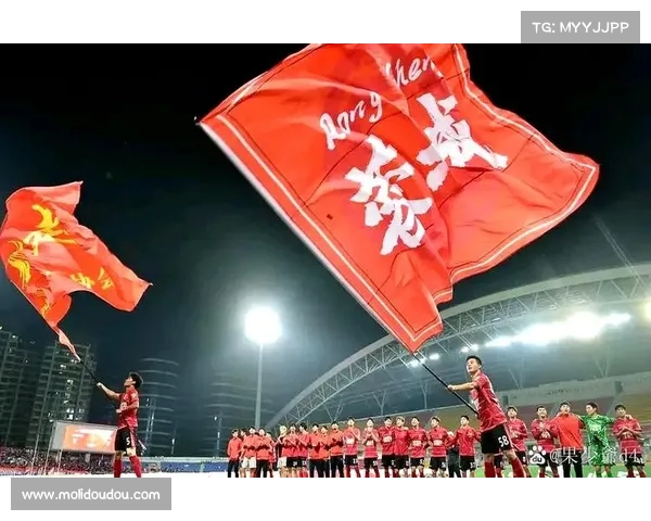 主场球迷激情助威带动球队全场表现 提升比赛氛围与主场优势 主场球迷激情助威带动球队全场表现 提升比赛氛围与主场优势